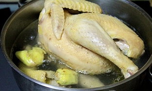 Luộc gà, vịt kỵ nhất là cho thêm loại gia vị này, vừa hỏng món ăn lại vừa hại đến sức khoẻ