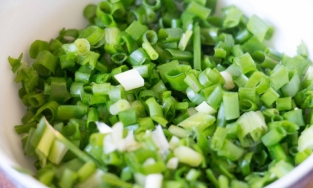 Với nguyên liệu này, hành lá sơ chế 1 lần có thể bảo quản ăn dần cả tháng