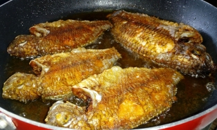 Nhớ kỹ tuyệt chiêu này, đảm bảo rán cá không bao giờ sợ dính chảo và vỡ da