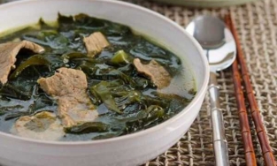 Cách nấu canh rau lang thịt bò cho bữa cơm gia đình thêm phần ngon miệng 