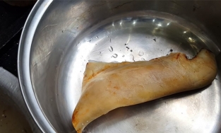 Bỏ túi 4 mẹo luộc da bò nhanh mềm, không bị hôi, ăn giòn sần sật 