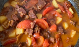 Hầm thịt bò mà không để ý đến 3 điều này thì thịt bò lúc nào cũng dai lại không hết mùi hôi