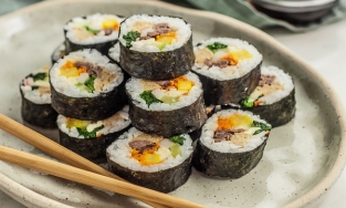 Cách cuộn kimbap chắc tay, tròn đẹp mà khhông cần đến mành tre