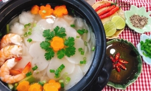 Cách nấu súp bánh phồng tôm hải sản lạ miệng cho bữa cơm chiều của cả gia đình