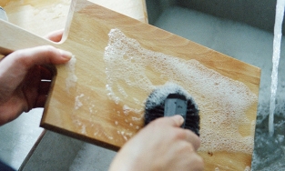 Mẹo làm sạch thớt gỗ trong nhà bếp chỉ với những nguyên liệu quen thuộc, rẻ tiền 