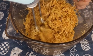 Mẹ đảm Hà Nội hướng dẫn cách làm chà bông bằng máy đánh trứng nhanh, ngon, dễ