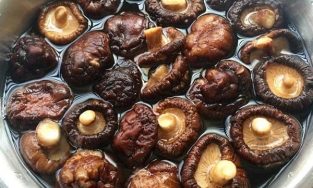 Cách ngâm nấm hương nở bung, mềm đều trong vài phút chỉ với nguyên liệu quen thuộc này 