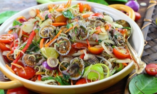 Cách làm gỏi sò huyết kiểu Thái chua cay dai giòn chuẩn vị, ăn 'vét đĩa'