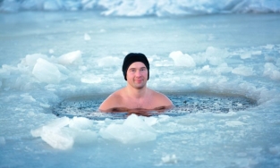 Không phải X-men Người Băng nhưng vì sao các ngôi sao Hollywood lại thích tắm nước đá?