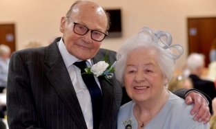 Dành cả đời tìm người phụ nữ hoàn hảo, cụ ông lấy được vợ như ý ở tuổi 95
