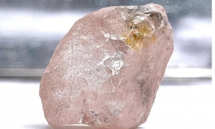 Viên kim cương hồng lớn nhất thế giới vừa được phát hiện sau hơn 300 năm