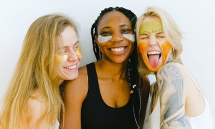 Chuyên gia chia sẻ: Chăm sóc da nhạy cảm bị mụn như thế nào cho an toàn và hiệu quả nhất?