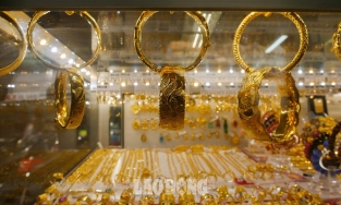 Giá vàng hôm nay 27/12: Vàng thế giới giảm trong khi vàng trong nước tiếp tục neo ở mức cao