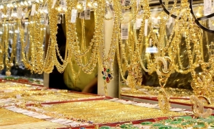 Giá vàng hôm nay 28/12: Vàng trong nước giảm nhẹ, vàng thế giới giao dịch ổn định trên mức 1.800 USD