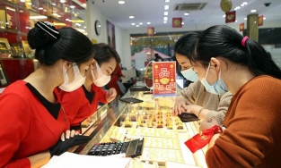 Giá vàng hôm nay 7.3: Giá vàng trong nước chọc thủng ngưỡng kỷ lục mới 71 triệu đồng/lượng
