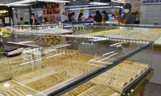 Giá vàng hôm nay 13.4: Vàng thế giới tăng dựng đứng