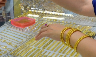 Giá vàng hôm nay 20.4: Vàng trong nước và thế giới đồng loạt quay đầu giảm mạnh