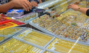 Giá vàng hôm nay 23.4: Vàng thế giới lao dốc, SJC trong nước vẫn tăng