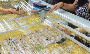Giá vàng hôm nay 10/5 tiếp tục điều chỉnh giảm ở cả thị trường trong nước và quốc tế