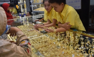 Giá vàng hôm nay 26.5 vàng SJC bất ngờ lao dốc 'bay hơi' mất 1 triệu đồng mỗi lượng 