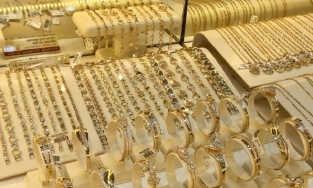 Giá vàng hôm nay 23.6 Vàng trong nước giảm nhẹ, thế giới tăng vọt