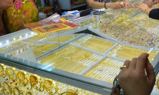 Giá vàng hôm nay 1/8 Vàng thế giới giảm, trong nước tiếp tục tăng mạnh