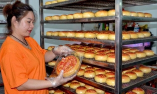Điểm thú vị về bánh trung thu Văn Hòa Lạc 'siêu trứng muối' đang gây sốt