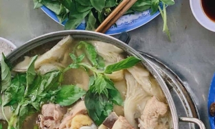 Lá é – nguyên liệu “linh hồn” của ẩm thực xứ hoa vàng, cỏ xanh