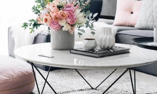 4 ý tưởng trang trí bàn nước đơn giản mà tạo điểm nhấn cho phòng khách