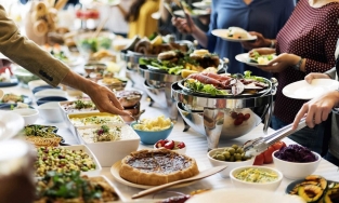 Mách bạn cách ăn buffet xứng đáng với số tiền bỏ ra
