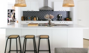 2 phòng bếp với cách trang trí xinh yêu đáng để chị em nội trợ học hỏi