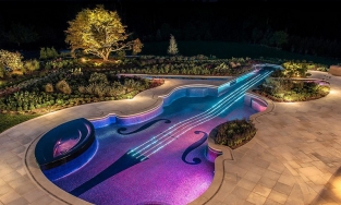 Bể bơi đẹp lung linh với hệ thống đèn led độc đáo, cá tính