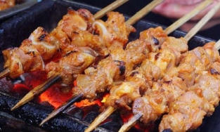 Thịt xiên nướng, thức quà chiều ngon không cưỡng nổi khi Hà Nội lạnh trời