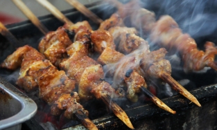 7 hàng thịt xiên nướng ngon nức lòng người Hà Nội