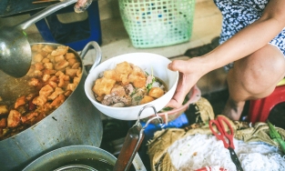 Giản dị mà  ngon khó quên như bát bún riêu Hà Nội