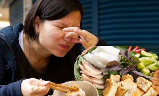 5 món ăn nặng mùi, dù ngon đến mấy cũng không nên ăn ở văn phòng