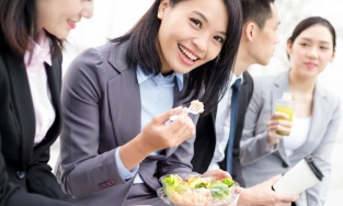 Ăn uống ở văn phòng, xin đừng đánh mất chữ “duyên”