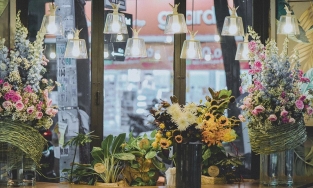 2 quán cà phê hoa tươi vừa uống đồ ngon, vừa ngắm hoa đẹp tại Sài Gòn