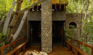 Ngôi nhà trong rừng, điện nước đều 'xin' thiên nhiên nhưng rất tiện nghi