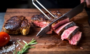 Dry-aged là gì? Tại sao lại để bò lên tuổi tới trên 100 ngày mới chế biến? 