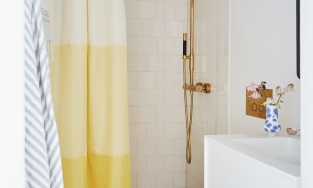 'Hô biến' 5m² phòng tắm cũ kỹ trở nên rạng ngời với sắc vàng sang chảnh