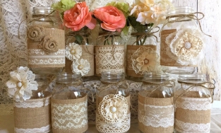 Ngắm những ý tưởng trang trí bàn ăn tuyệt đẹp nhờ phụ kiện vải gai mộc mạc