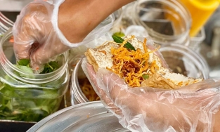 Tàu hũ hấp - món ăn đường phố lạ mà quen đang rất 'sốt' ở Cần Thơ