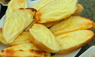 Bánh mì phô mai, từ món phụ trong nhà hàng đến món ăn 'phải thử' ở Hạ Long