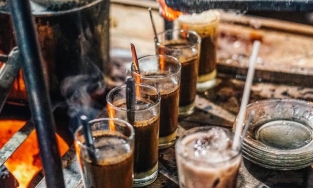 Đến Indonesia, nhớ nếm Kopi Joss - món cà phê pha cùng... than đá
