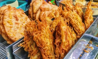 Thơm nức mũi với các quán bánh chuối, bánh khoai dân dã ở đường phố Hà Nội