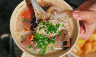Có gì trong tô cháo 5 ngàn, ngày chỉ bán 3 tiếng ở quận 4, Sài Gòn?
