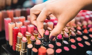 Mua nhầm son giả cho bạn gái, chàng trai vô tình giúp cảnh sát phá án lớn