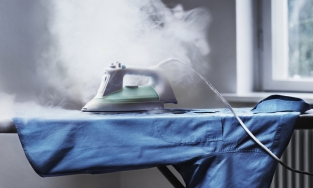 Bạn có biết, lót giấy nhôm phía dưới sẽ giúp là quần áo phẳng nhanh hơn?