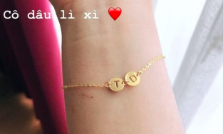 Đi đám cưới Công Phượng - Viên Minh hội bạn thân còn được cô dâu tặng lắc vàng khắc tên